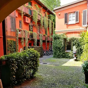 Alzaia Naviglio Grande , Milano Italia